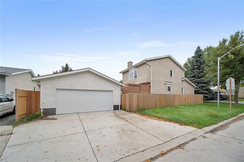 27 Chisholm Dr, Winnipeg, MB 