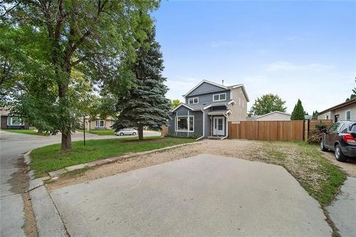 27 Chisholm Dr, Winnipeg, MB 