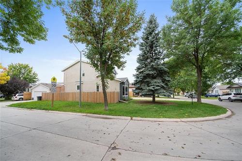 27 Chisholm Dr, Winnipeg, MB 