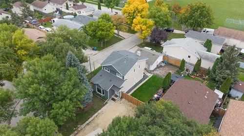 27 Chisholm Dr, Winnipeg, MB 