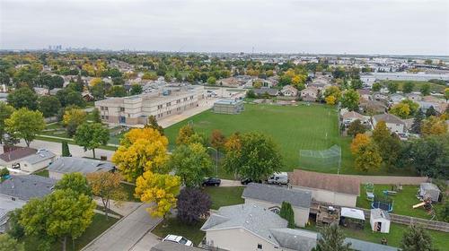 27 Chisholm Dr, Winnipeg, MB 