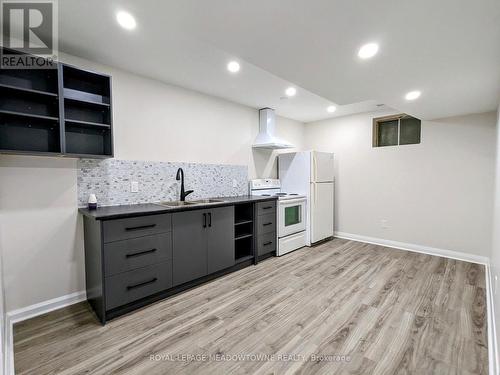B - 737 BOTANY HILL CRESCENT , Newmarket, Ontario L3Y 3A7 3