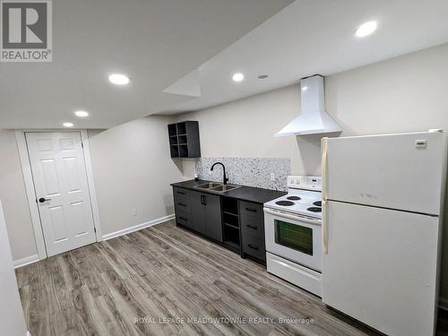 B - 737 BOTANY HILL CRESCENT , Newmarket, Ontario L3Y 3A7 4