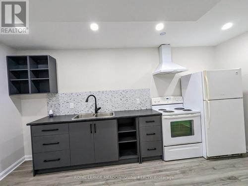 B - 737 BOTANY HILL CRESCENT , Newmarket, Ontario L3Y 3A7 5