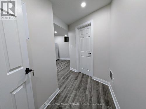 B - 737 BOTANY HILL CRESCENT , Newmarket, Ontario L3Y 3A7 2