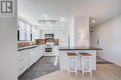 Modern kitchen with breakfast bar. - 