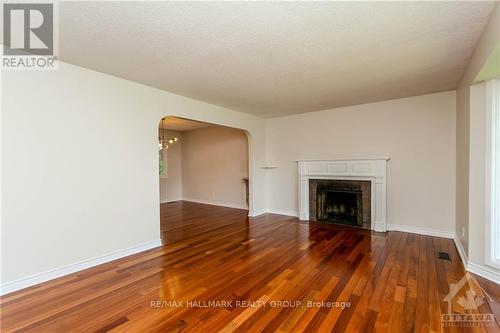570 DUFF CRESCENT , Ottawa, Ontario K1J 7C5 4