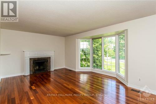 570 DUFF CRESCENT , Ottawa, Ontario K1J 7C5 5
