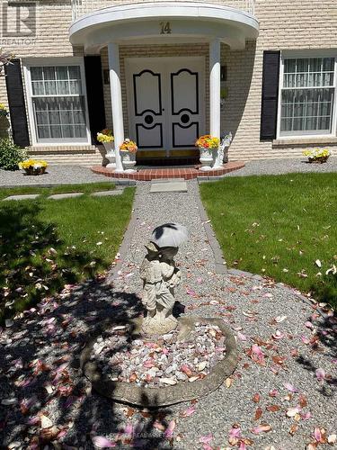 14 Robinhood Drive, Hamilton, ON 