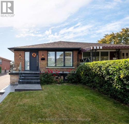 1633 CORAM CRESCENT  Mississauga, ON L4X 1L1
