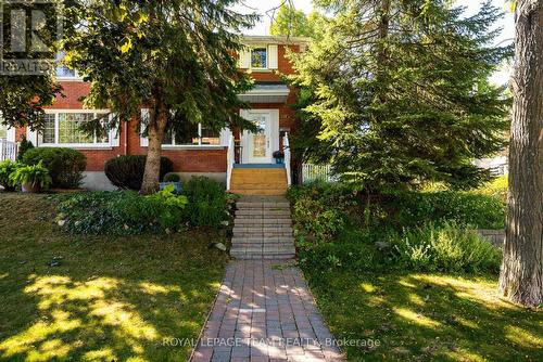 1050 APOLYDORE AVENUE  Ottawa, ON K1H 8A9