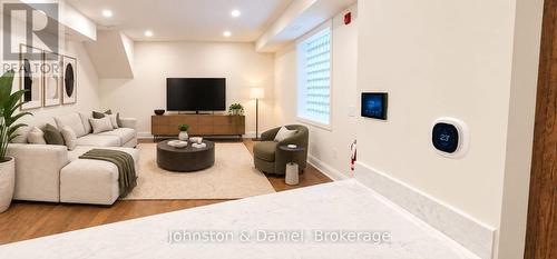 202 - 2579 YONGE STREET , Toronto, Ontario M4P 2J1 2