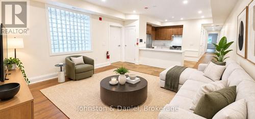 202 - 2579 YONGE STREET , Toronto, Ontario M4P 2J1 3