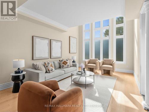 8 RIDGLEY COURT  Richmond Hill, ON L4B 4N3