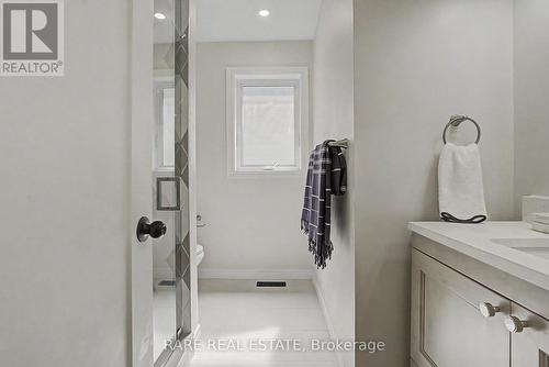 521 Hickory Avenue N, Whitby, ON 