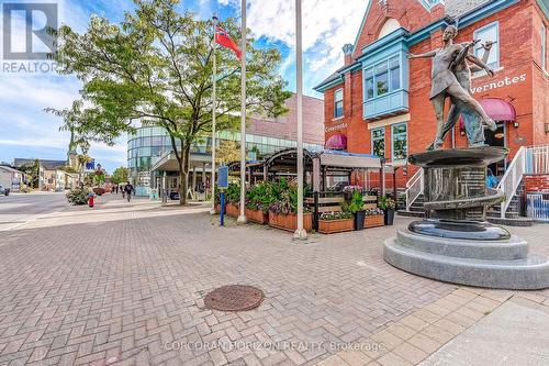 Steps to Yonge st restaurants, shops & cafes - Ph3 - 35 Hunt Avenue, Richmond Hill, ON 