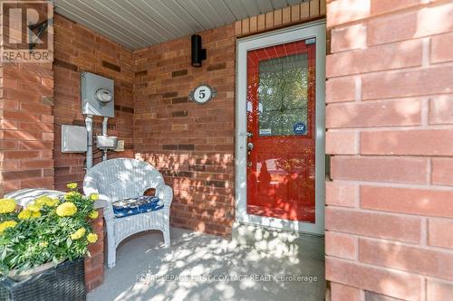5 KELLY PLACE , Barrie, Ontario L4N 8N2 2