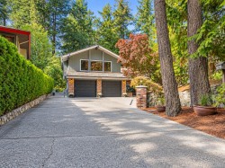 973 Wagonwood Pl Saanich, BC V8X 4M1