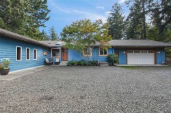 606 Colby Rd Comox, BC V9M 4H8