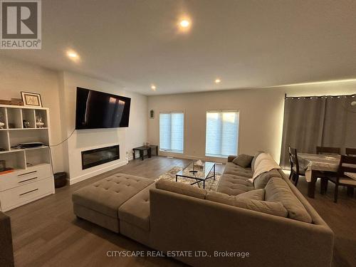 3821 AYRSHIRE AVENUE , London South, Ontario N6B 1W3 4