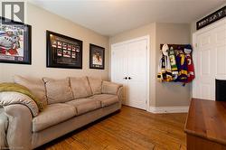 Wood-finish flooring with a neutral wall color - 