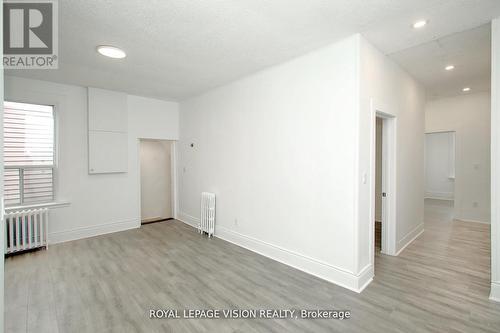 UPPER - 819 PAPE AVENUE , Toronto, Ontario M4K 3V1 5