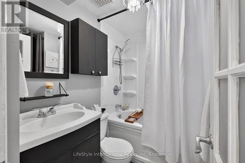 Second floor bathroom - 18 Camrose Court, Kitchener, ON 