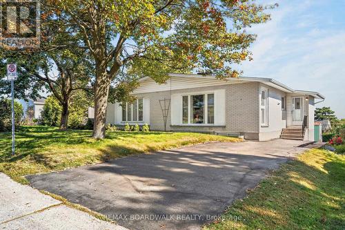 7 CHARKAY STREET  Ottawa, ON K2E 5N5