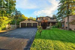 17 BLACK WILLOW COURT  Richmond Hill, ON L4E 2M7