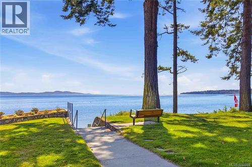 301 990 Doumac Ave  Saanich, BC V8Y 1M4