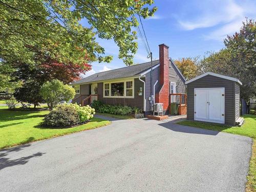 13 Elizabeth Street  Dartmouth, NS B2W 2T4