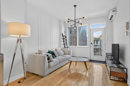 2217 Av. du Mont-Royal E. , Montréal (Le Plateau-Mont-Royal), QC H2H 1K5 2