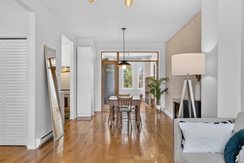 2217 Av. du Mont-Royal E. , Montréal (Le Plateau-Mont-Royal), QC H2H 1K5 4