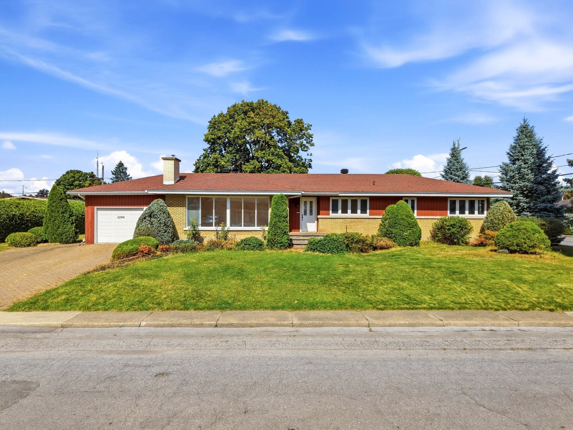 1290 1Re Avenue E — photo 1