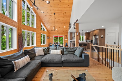 Salon - 236 Ch. Des Monarques, Amherst, QC 