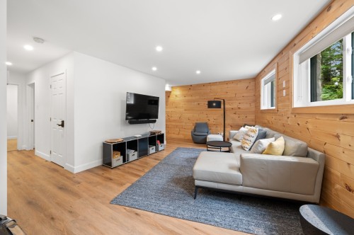 Salle familiale - 236 Ch. Des Monarques, Amherst, QC 