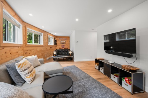 Salle familiale - 236 Ch. Des Monarques, Amherst, QC 