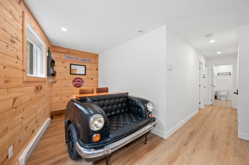 Salle familiale - 236 Ch. Des Monarques, Amherst, QC 