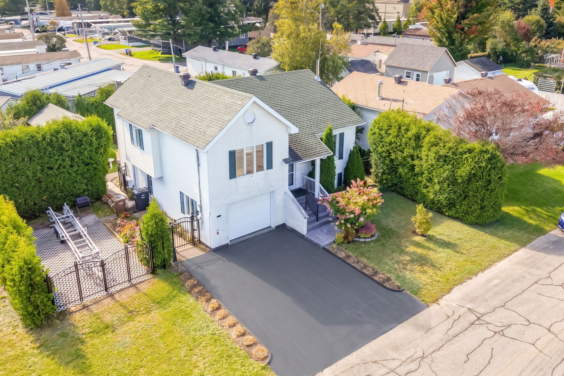 1190 Av Deziel — photo 1