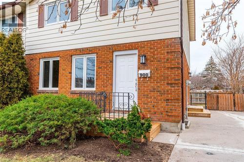 900 EVEREST COURT , Sarnia, Ontario N7T 7T6 2