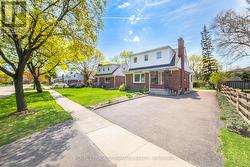 18 ERLESMERE AVENUE  Brampton, ON L6W 2T5