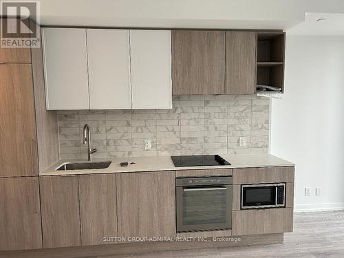 917 - 2020 BATHURST STREET , Toronto, Ontario M5R 0A6 2