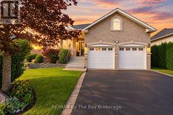 8 MIDDLEPORT DRIVE Wasaga Beach, ON L9Z 3C1