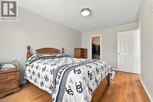 Hardwood-style flooring throughout - 5180 Oakley Drive, Burlington, ON 