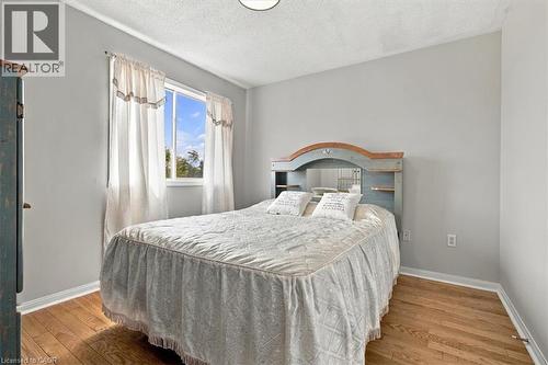 Hardwood-finish flooring, light-colored walls, and a window providing natural light - 5180 Oakley Drive, Burlington, ON 