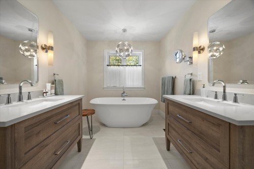 Salle de bains attenante à la CCP - 1 Av. Stewart, Pointe-Claire, QC 