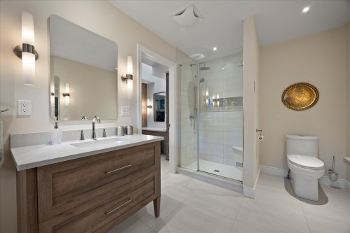 Salle de bains attenante à la CCP - 1 Av. Stewart, Pointe-Claire, QC 