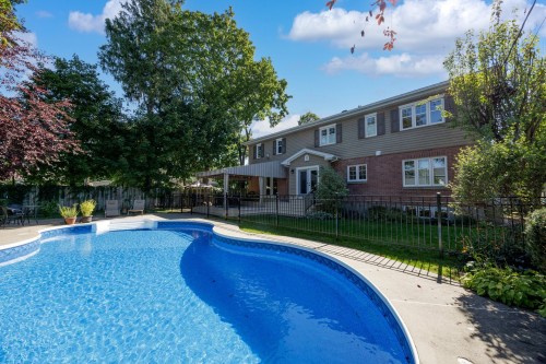 Piscine - 1 Av. Stewart, Pointe-Claire, QC 