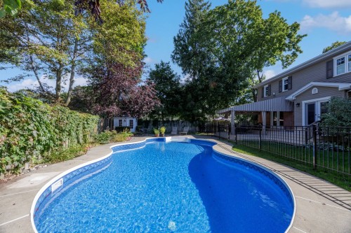 Piscine - 1 Av. Stewart, Pointe-Claire, QC 