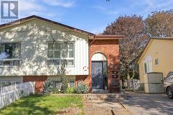 228 MEDINA COURT Oshawa, ON L1J 7E1